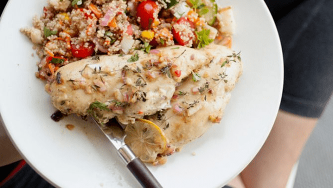 protein diyetinde kinoalı somon balığı