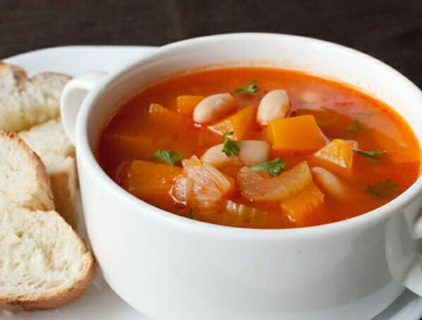 Kereviz çorbası, kilo kaybı için sağlıklı bir diyetin diyetinde doyurucu bir yemektir. 